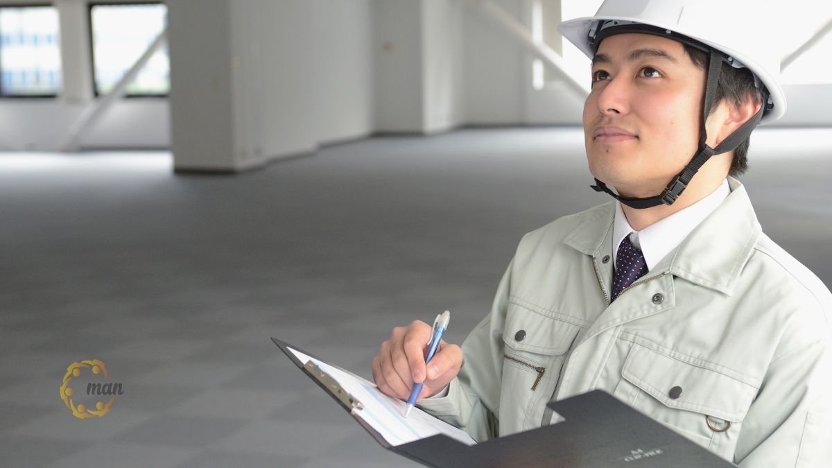 Cán bộ cung cấp dịch vụ kiểm toán nội bộ dự án xây dựng kiểm tra tại công trường