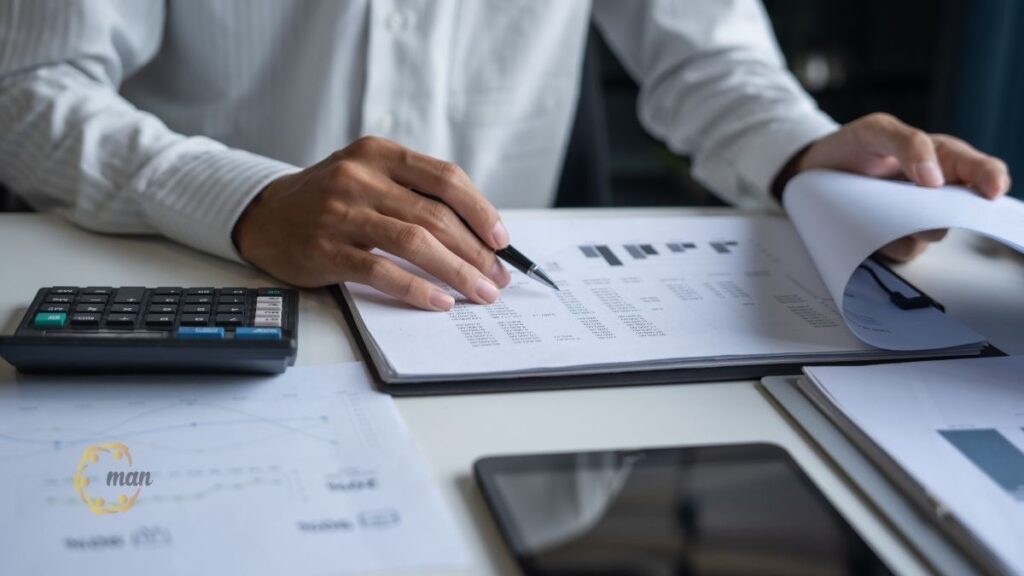 Chuyên gia thực hiện kiểm toán nội bộ dự án xây dựng rà soát hồ sơ pháp lý